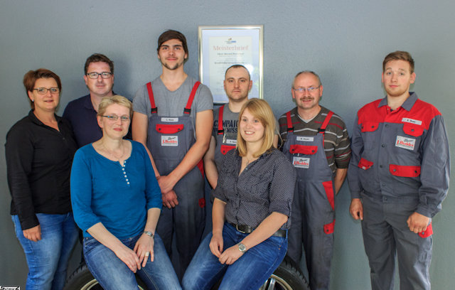 Das Team der Kfz-Werkstatt Budden vor der Werkstatthalle in Bad Zwischenahn